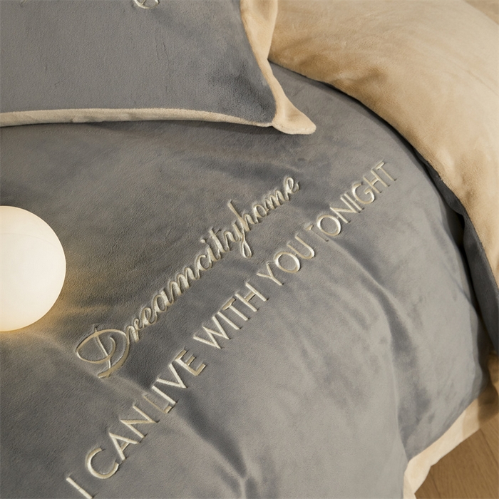 91家纺网 家纺一手货源 找家纺 梦幻之城 2025新款牛奶绒刺绣四件套-安克斯绒A款 安克斯绒-经典灰+香槟色