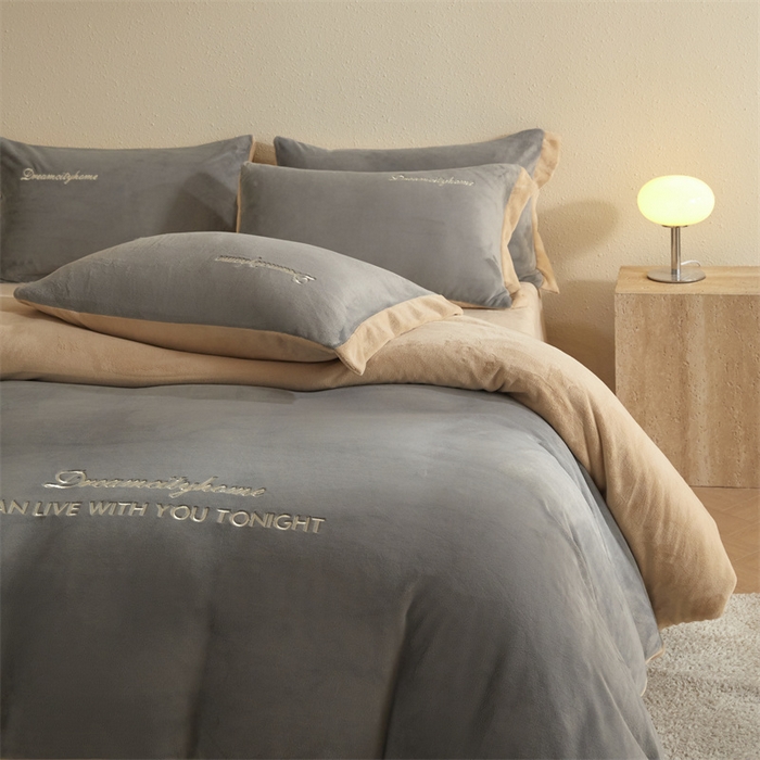 91家纺网 家纺一手货源 找家纺 梦幻之城 2025新款牛奶绒刺绣四件套-安克斯绒A款 安克斯绒-经典灰+香槟色