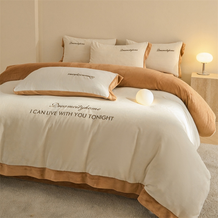 91家纺网 家纺一手货源 找家纺 梦幻之城 2025新款牛奶绒刺绣四件套-安克斯绒A款 安克斯绒-奶芋色+亚麻驼