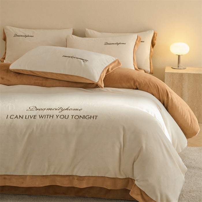 91家纺网 家纺一手货源 找家纺 梦幻之城 2025新款牛奶绒刺绣四件套-安克斯绒A款 安克斯绒-奶芋色+亚麻驼