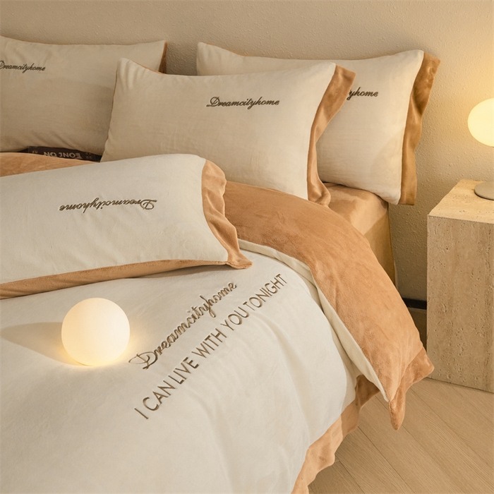 91家纺网 家纺一手货源 找家纺 梦幻之城 2025新款牛奶绒刺绣四件套-安克斯绒A款 安克斯绒-奶芋色+亚麻驼