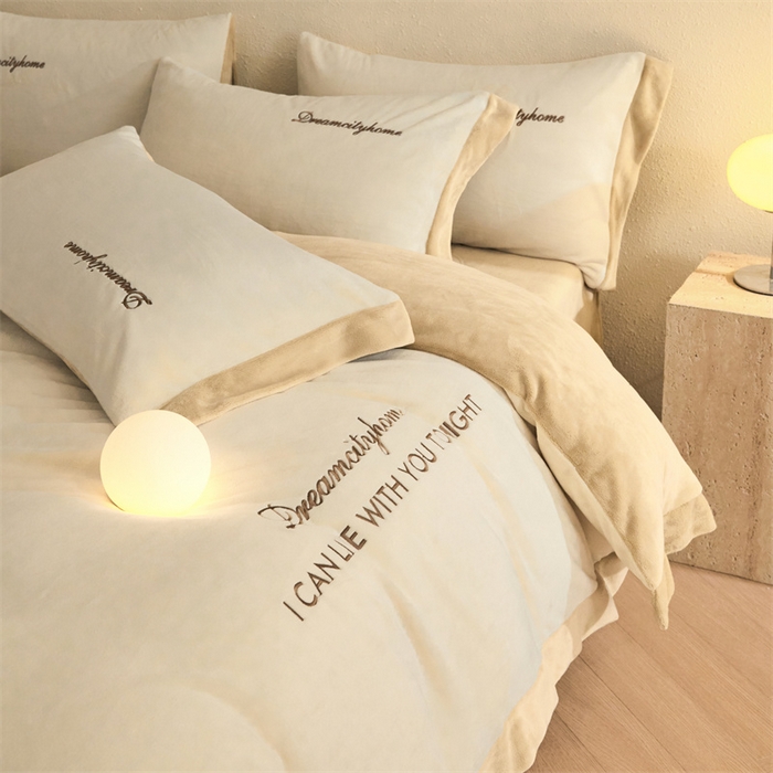 91家纺网 家纺一手货源 找家纺 梦幻之城 2025新款牛奶绒刺绣四件套-安克斯绒A款 安克斯绒-奶芋色+杏仁