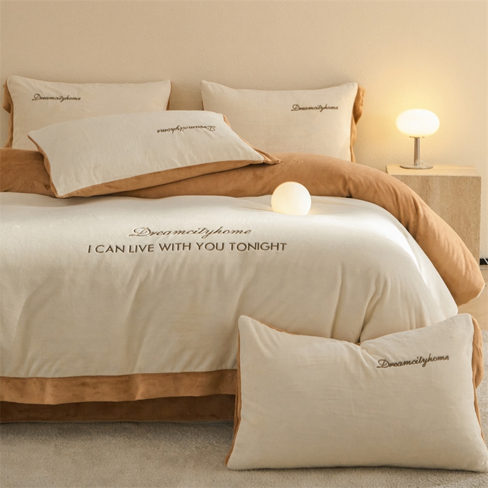 91家纺网 家纺一手货源 找家纺 梦幻之城 2025新款牛奶绒刺绣四件套-安克斯绒A款 安克斯绒-奶芋色+亚麻驼