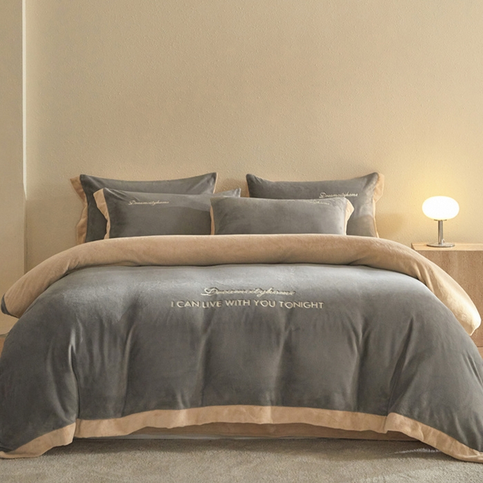 91家纺网 家纺一手货源 找家纺 梦幻之城 2025新款牛奶绒刺绣四件套-安克斯绒A款 安克斯绒-经典灰+香槟色