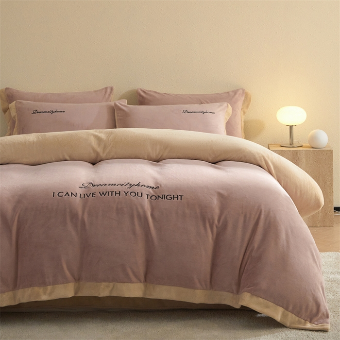 91家纺网 家纺一手货源 找家纺 梦幻之城 2025新款牛奶绒刺绣四件套-安克斯绒A款 安克斯绒-可可粉+香槟色