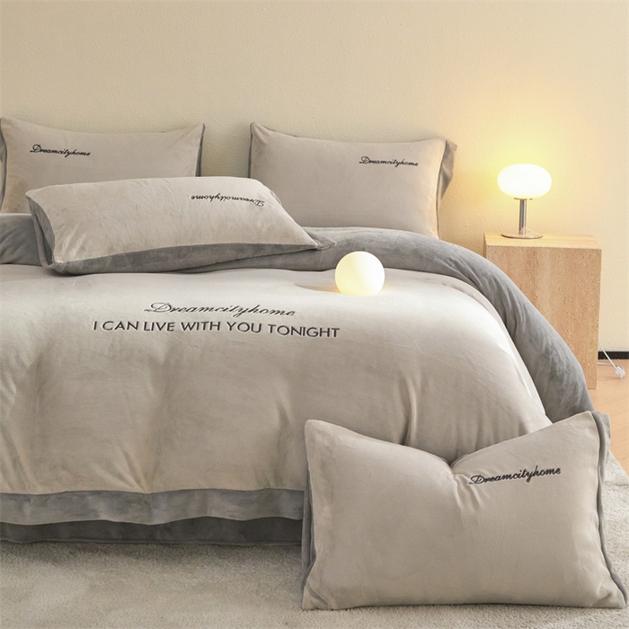 91家纺网 家纺一手货源 找家纺 梦幻之城 2025新款牛奶绒刺绣四件套-安克斯绒A款 安克斯绒-香草灰+经典灰