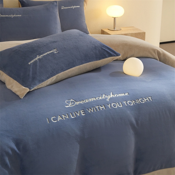 91家纺网 家纺一手货源 找家纺 梦幻之城 2025新款牛奶绒刺绣四件套-安克斯绒A款 安克斯绒-宾利蓝+香槟色