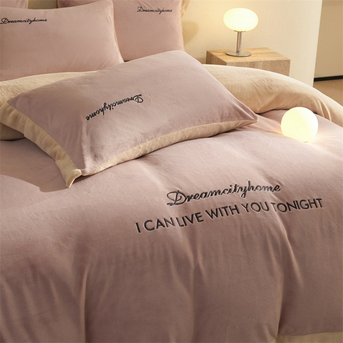 91家纺网 家纺一手货源 找家纺 梦幻之城 2025新款牛奶绒刺绣四件套-安克斯绒A款 安克斯绒-可可粉+香槟色