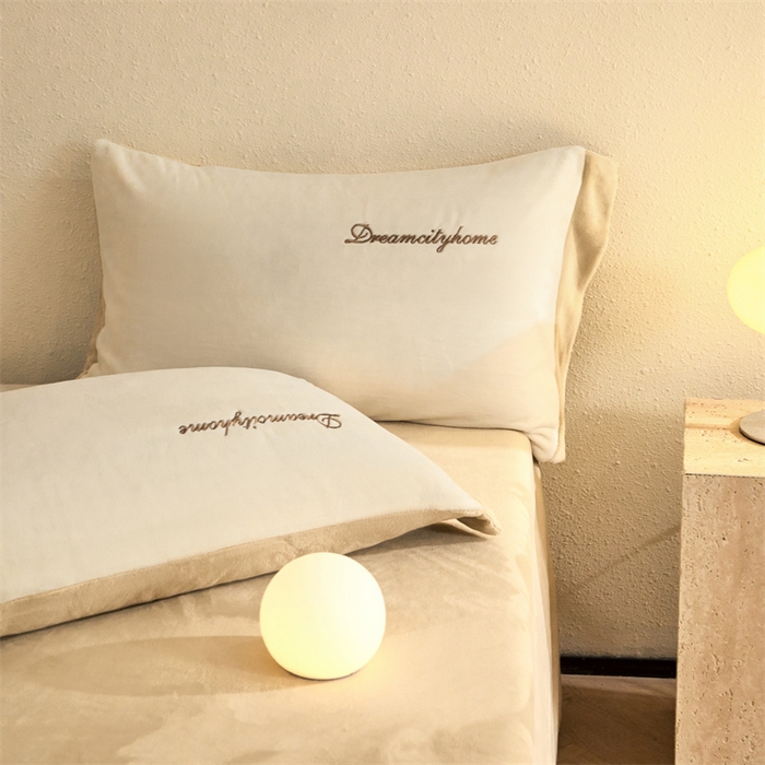 91家纺网 家纺一手货源 找家纺 梦幻之城 2025新款牛奶绒刺绣四件套-安克斯绒A款 安克斯绒-奶芋色+杏仁