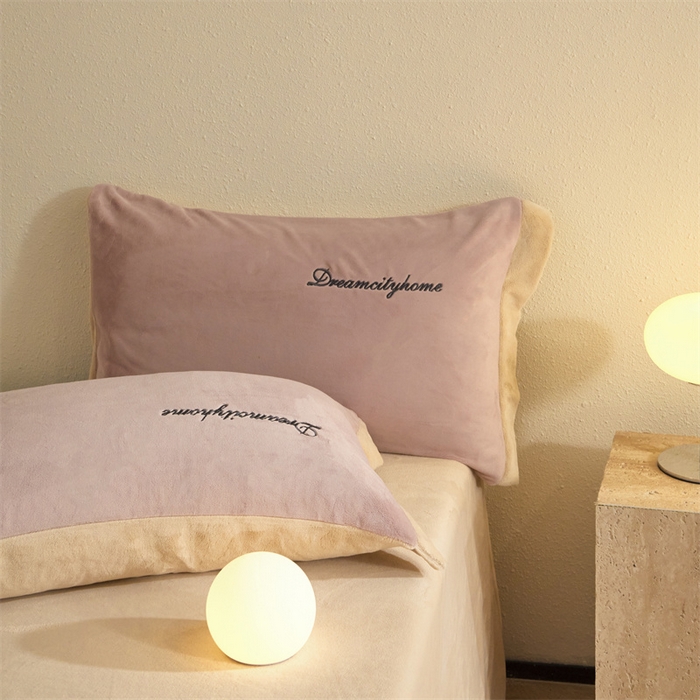 91家纺网 家纺一手货源 找家纺 梦幻之城 2025新款牛奶绒刺绣四件套-安克斯绒A款 安克斯绒-可可粉+香槟色