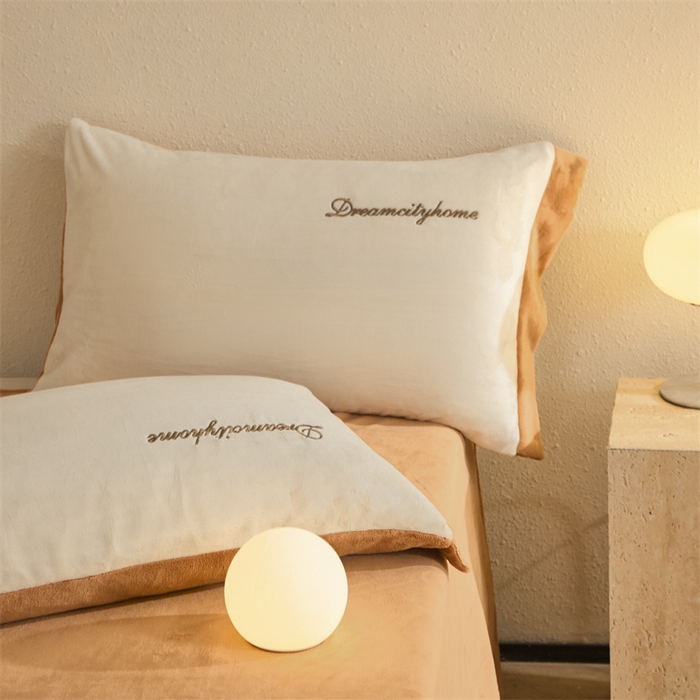 91家纺网 家纺一手货源 找家纺 梦幻之城 2025新款牛奶绒刺绣四件套-安克斯绒A款 安克斯绒-奶芋色+亚麻驼