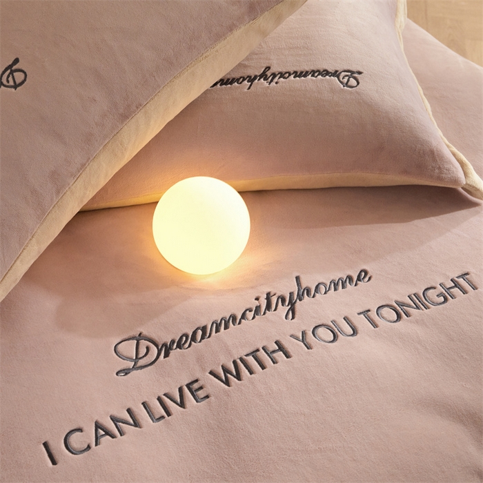 91家纺网 家纺一手货源 找家纺 梦幻之城 2025新款牛奶绒刺绣四件套-安克斯绒A款 安克斯绒-可可粉+香槟色