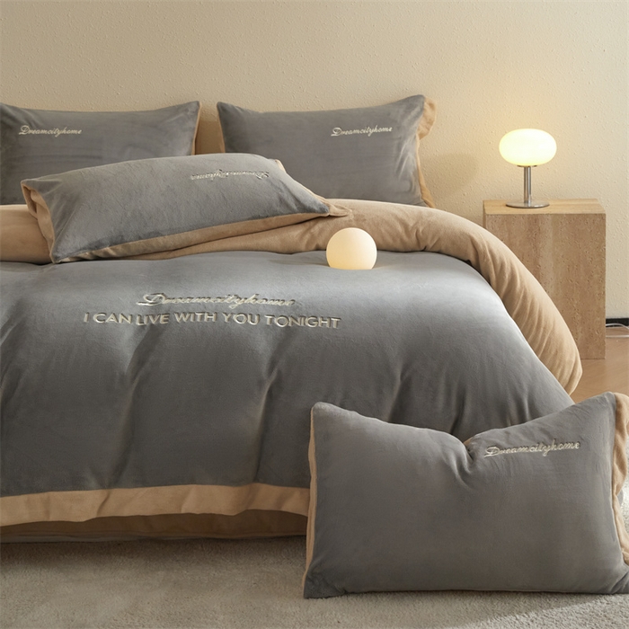 91家纺网 家纺一手货源 找家纺 梦幻之城 2025新款牛奶绒刺绣四件套-安克斯绒A款 安克斯绒-经典灰+香槟色