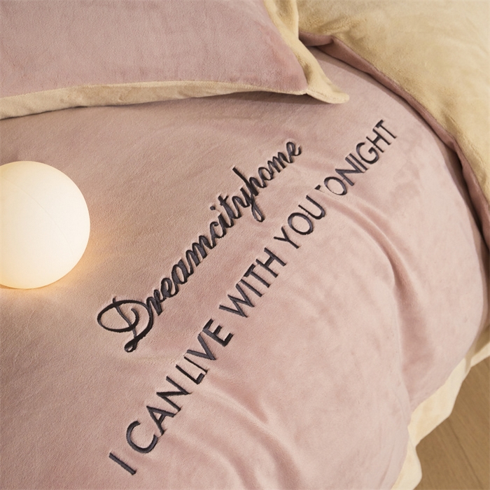 91家纺网 家纺一手货源 找家纺 梦幻之城 2025新款牛奶绒刺绣四件套-安克斯绒A款 安克斯绒-可可粉+香槟色