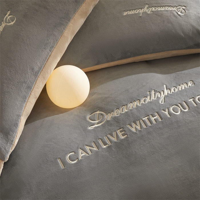 91家纺网 家纺一手货源 找家纺 梦幻之城 2025新款牛奶绒刺绣四件套-安克斯绒A款 安克斯绒-经典灰+香槟色