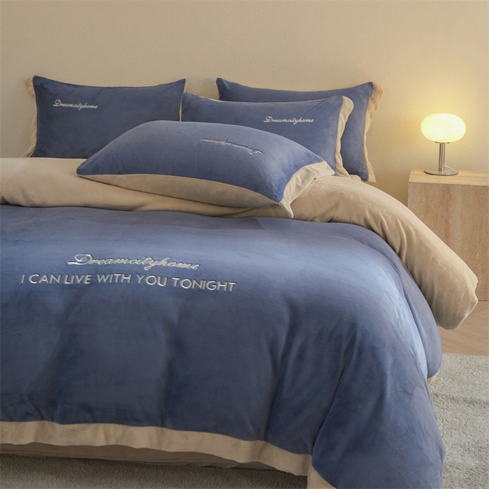 91家纺网 家纺一手货源 找家纺 梦幻之城 2025新款牛奶绒刺绣四件套-安克斯绒A款 安克斯绒-宾利蓝+香槟色