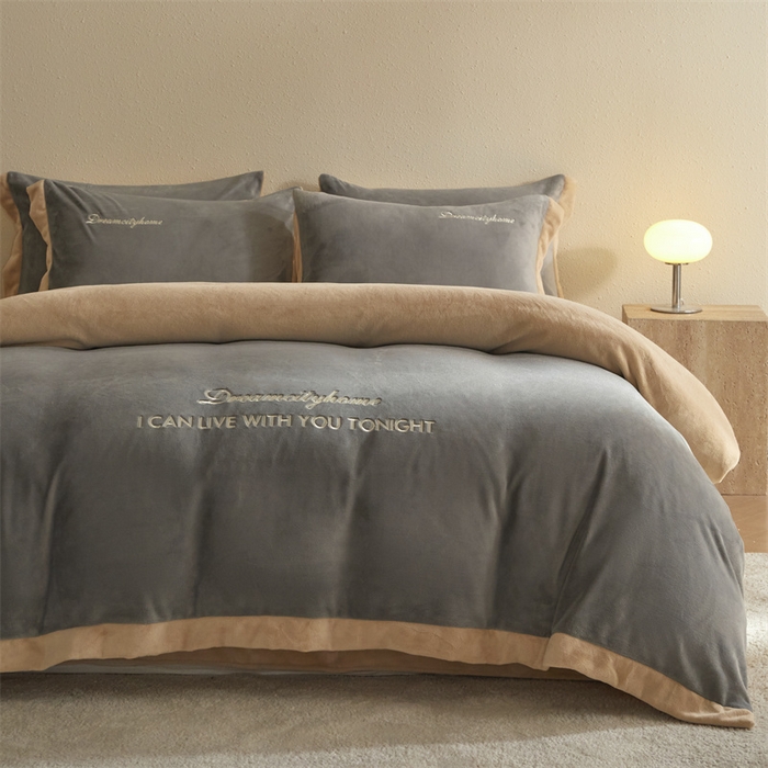 91家纺网 家纺一手货源 找家纺 梦幻之城 2025新款牛奶绒刺绣四件套-安克斯绒A款 安克斯绒-经典灰+香槟色