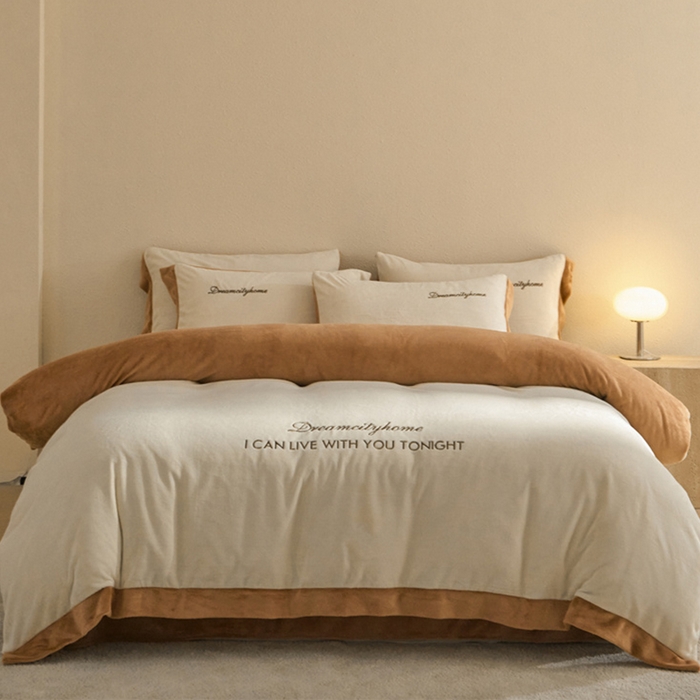 91家纺网 家纺一手货源 找家纺 梦幻之城 2025新款牛奶绒刺绣四件套-安克斯绒A款 安克斯绒-奶芋色+亚麻驼