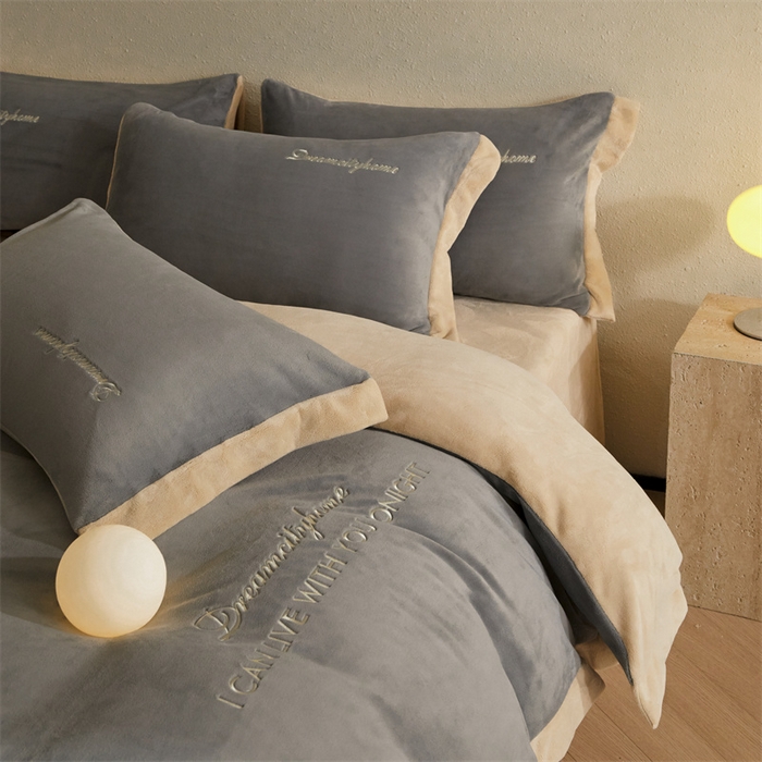 91家纺网 家纺一手货源 找家纺 梦幻之城 2025新款牛奶绒刺绣四件套-安克斯绒A款 安克斯绒-经典灰+香槟色