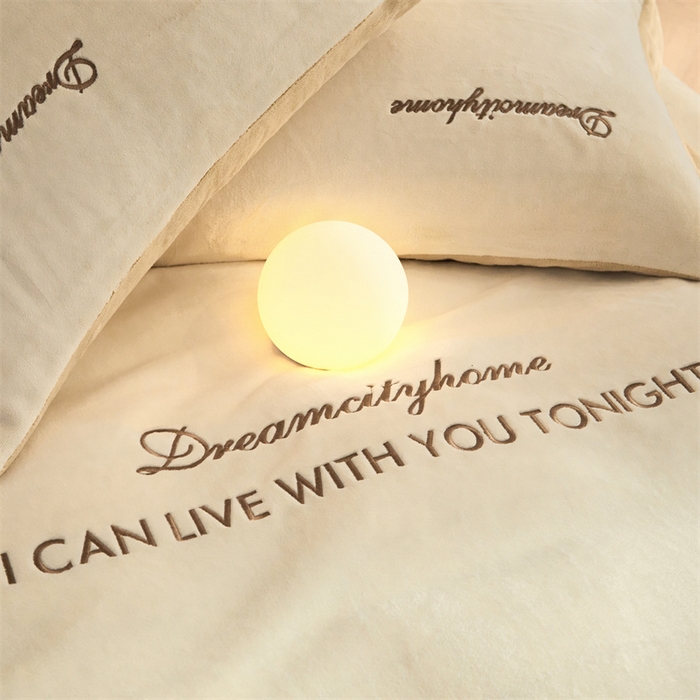 91家纺网 家纺一手货源 找家纺 梦幻之城 2025新款牛奶绒刺绣四件套-安克斯绒A款 安克斯绒-奶芋色+杏仁