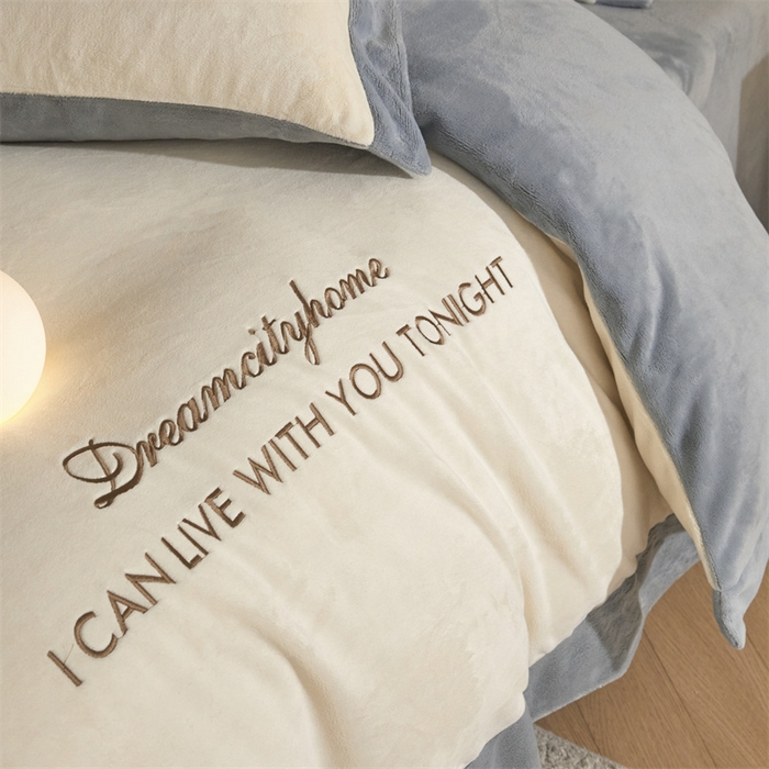 91家纺网 家纺一手货源 找家纺 梦幻之城 2025新款牛奶绒刺绣四件套-安克斯绒A款 安克斯绒-奶芋色+星辰灰