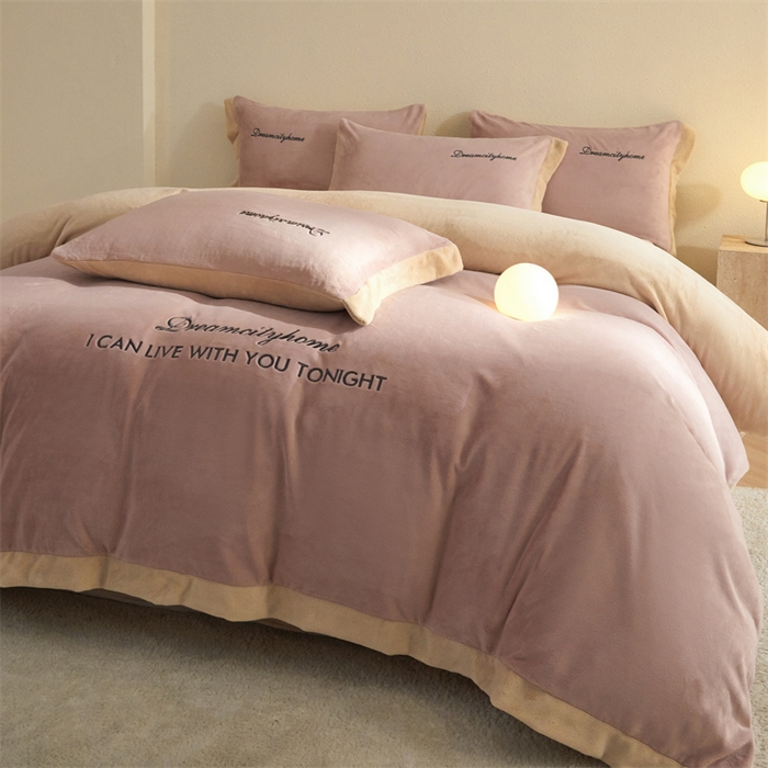 91家纺网 家纺一手货源 找家纺 梦幻之城 2025新款牛奶绒刺绣四件套-安克斯绒A款 安克斯绒-可可粉+香槟色