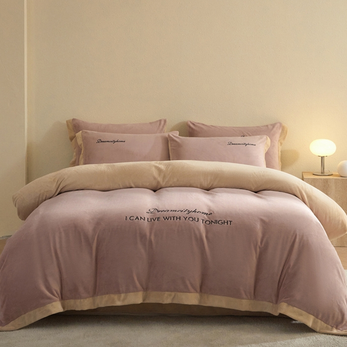 91家纺网 家纺一手货源 找家纺 梦幻之城 2025新款牛奶绒刺绣四件套-安克斯绒A款 安克斯绒-可可粉+香槟色