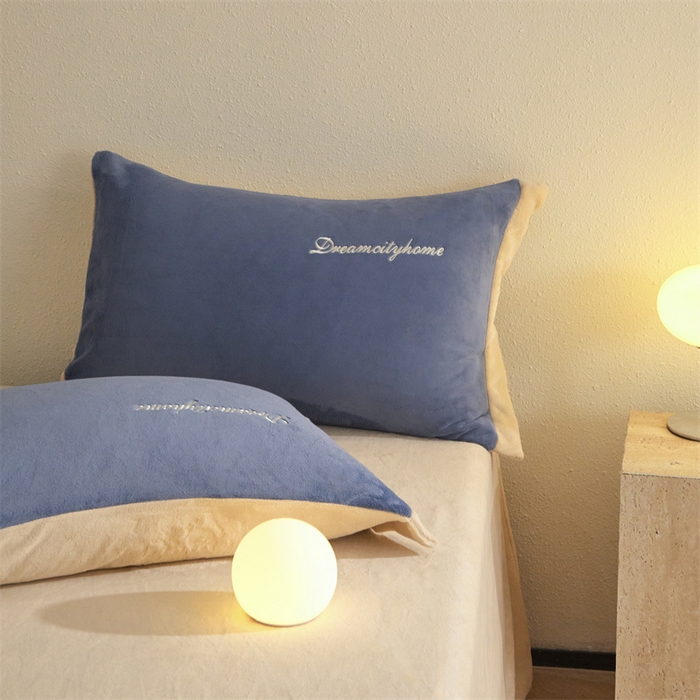 91家纺网 家纺一手货源 找家纺 梦幻之城 2025新款牛奶绒刺绣四件套-安克斯绒A款 安克斯绒-宾利蓝+香槟色