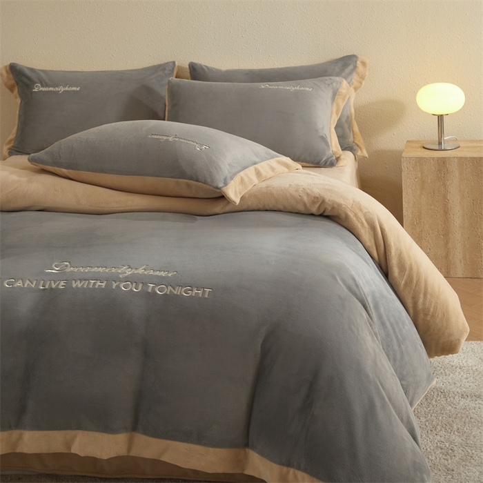 91家纺网 家纺一手货源 找家纺 梦幻之城 2025新款牛奶绒刺绣四件套-安克斯绒A款 安克斯绒-经典灰+香槟色