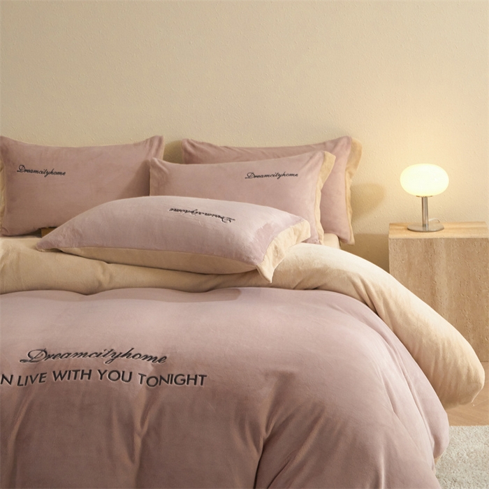 91家纺网 家纺一手货源 找家纺 梦幻之城 2025新款牛奶绒刺绣四件套-安克斯绒A款 安克斯绒-可可粉+香槟色