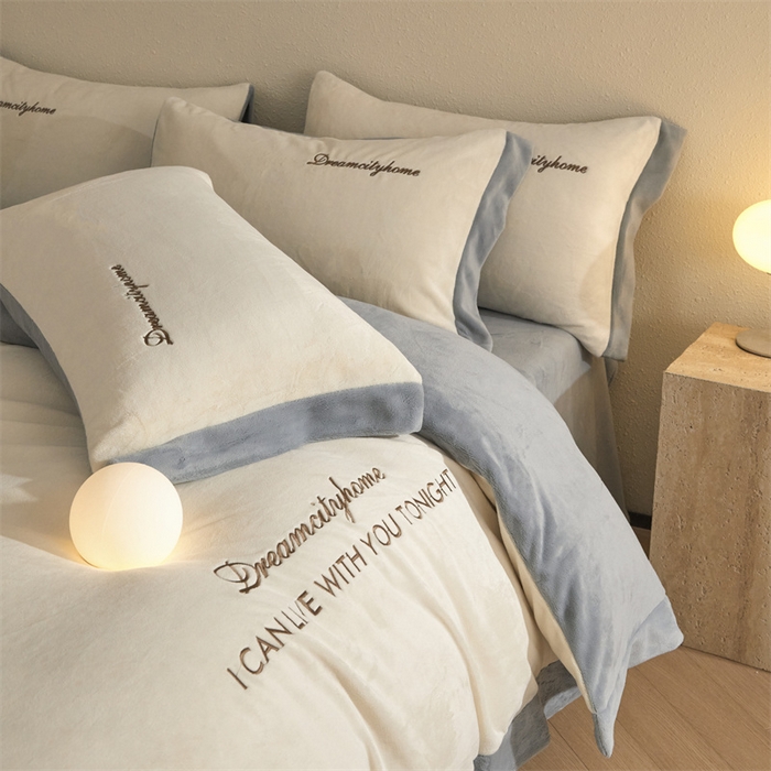 91家纺网 家纺一手货源 找家纺 梦幻之城 2025新款牛奶绒刺绣四件套-安克斯绒A款 安克斯绒-奶芋色+星辰灰