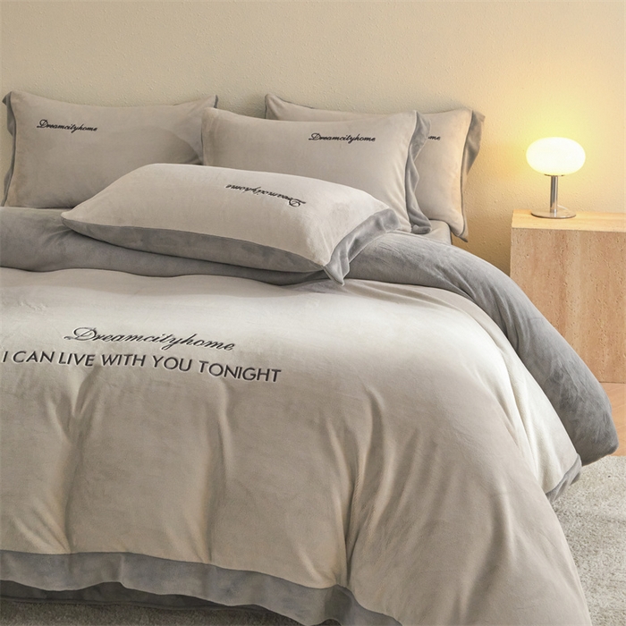 91家纺网 家纺一手货源 找家纺 梦幻之城 2025新款牛奶绒刺绣四件套-安克斯绒A款 安克斯绒-香草灰+经典灰