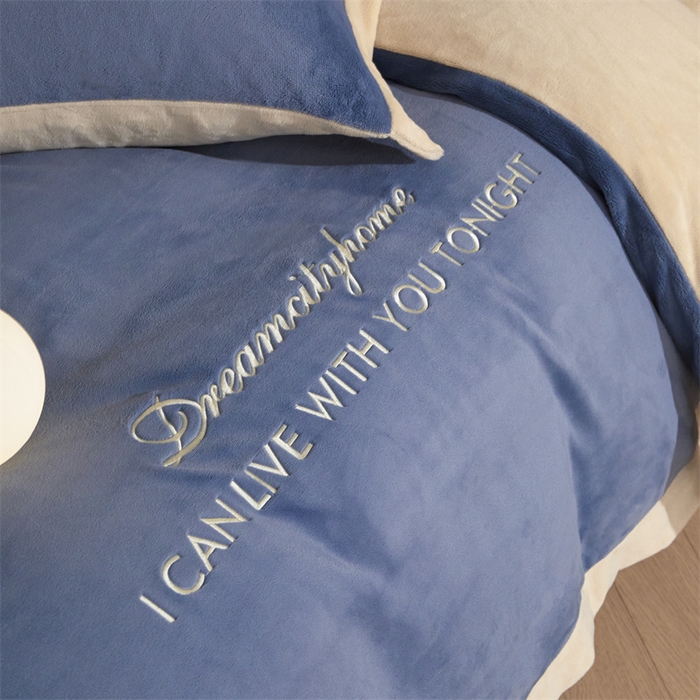 91家纺网 家纺一手货源 找家纺 梦幻之城 2025新款牛奶绒刺绣四件套-安克斯绒A款 安克斯绒-宾利蓝+香槟色