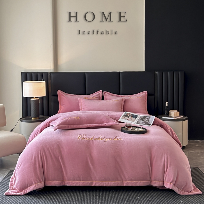 91家纺网 家纺一手货源 找家纺 鸿织源家纺 2025新款230g全消光牛奶绒刺绣四件套 豆沙