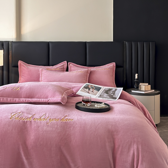 91家纺网 家纺一手货源 找家纺 鸿织源家纺 2025新款230g全消光牛奶绒刺绣四件套 豆沙