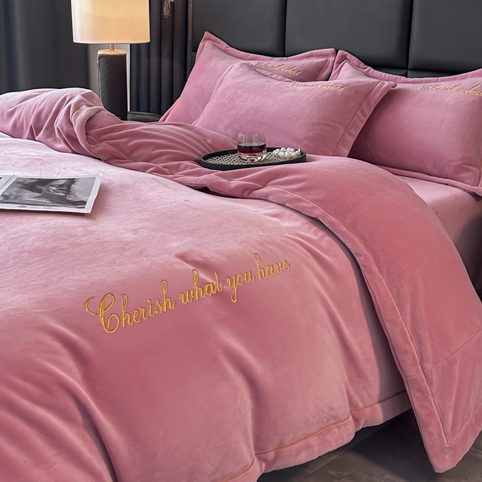 91家纺网 家纺一手货源 找家纺 鸿织源家纺 2025新款230g全消光牛奶绒刺绣四件套 豆沙