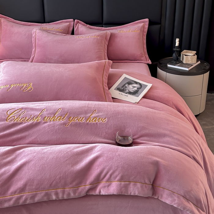 91家纺网 家纺一手货源 找家纺 鸿织源家纺 2025新款230g全消光牛奶绒刺绣四件套 豆沙