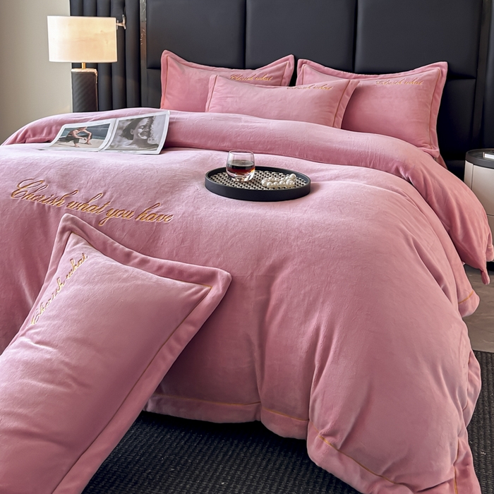 91家纺网 家纺一手货源 找家纺 鸿织源家纺 2025新款230g全消光牛奶绒刺绣四件套 豆沙