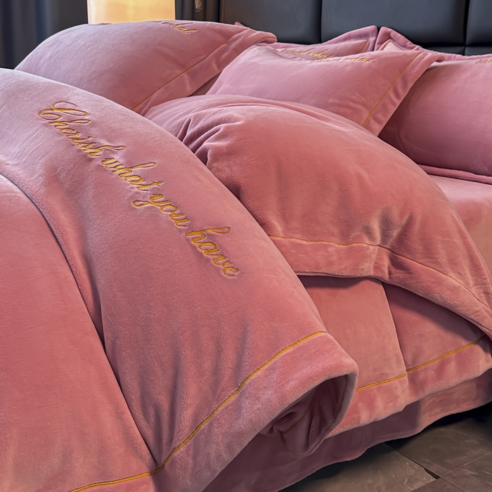 91家纺网 家纺一手货源 找家纺 鸿织源家纺 2025新款230g全消光牛奶绒刺绣四件套 豆沙