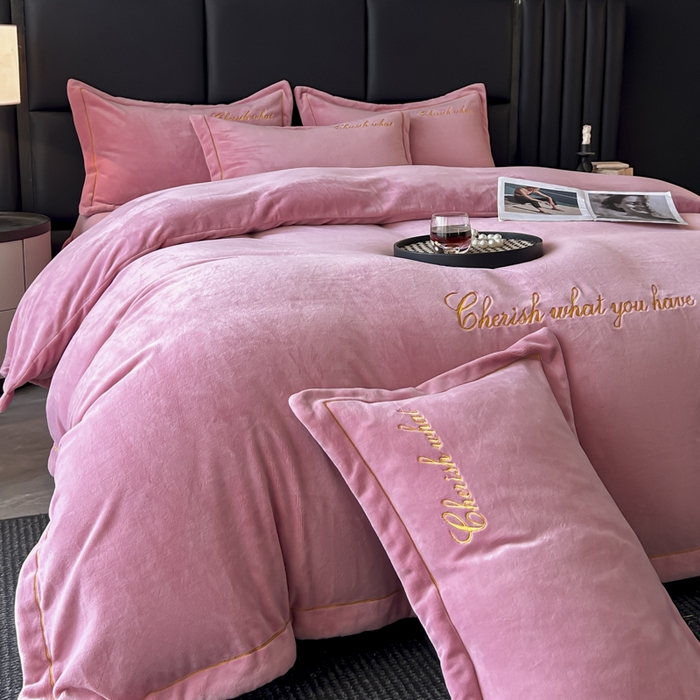 91家纺网 家纺一手货源 找家纺 鸿织源家纺 2025新款230g全消光牛奶绒刺绣四件套 豆沙