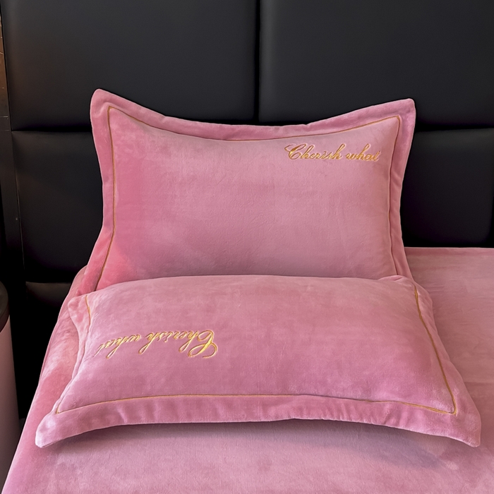 91家纺网 家纺一手货源 找家纺 鸿织源家纺 2025新款230g全消光牛奶绒刺绣四件套 豆沙