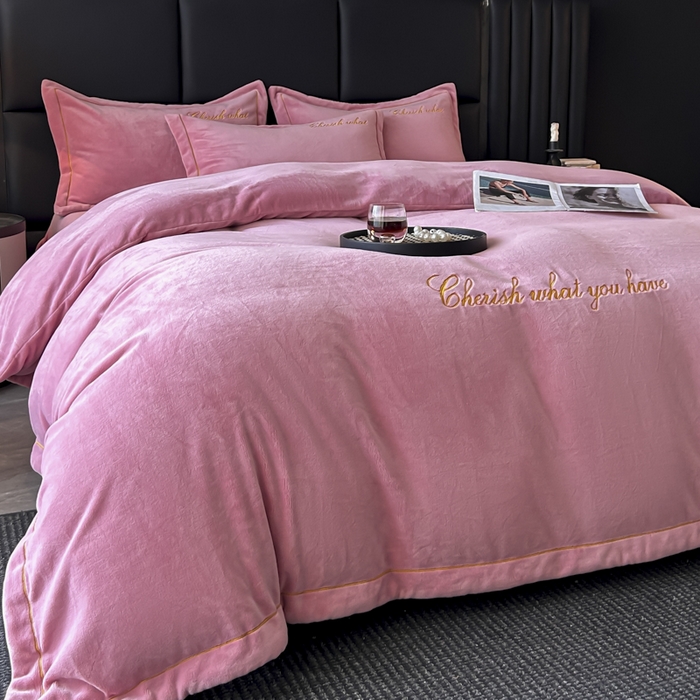 91家纺网 家纺一手货源 找家纺 鸿织源家纺 2025新款230g全消光牛奶绒刺绣四件套 豆沙