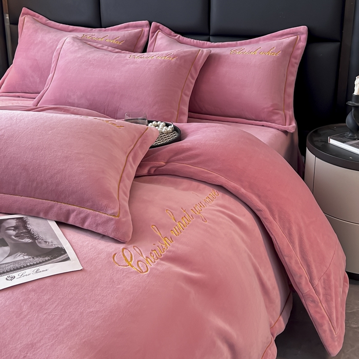 91家纺网 家纺一手货源 找家纺 鸿织源家纺 2025新款230g全消光牛奶绒刺绣四件套 豆沙