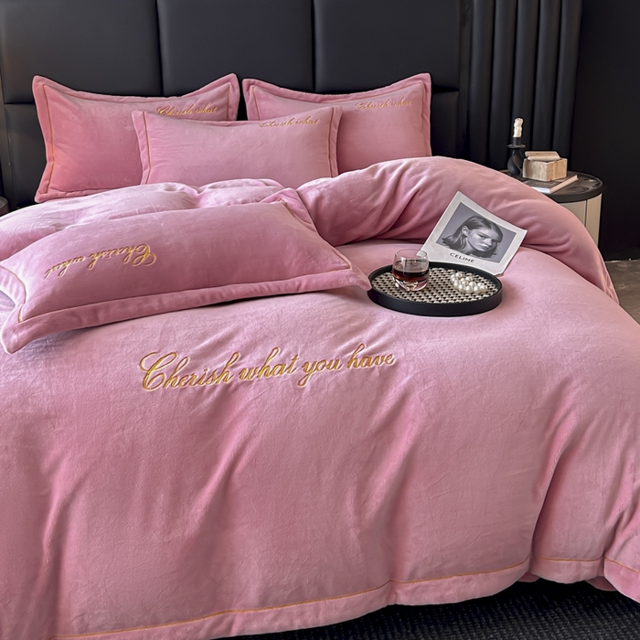 91家纺网 家纺一手货源 找家纺 鸿织源家纺 2025新款230g全消光牛奶绒刺绣四件套 豆沙