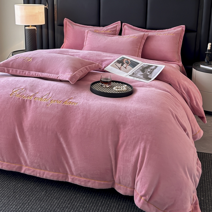 91家纺网 家纺一手货源 找家纺 鸿织源家纺 2025新款230g全消光牛奶绒刺绣四件套 豆沙