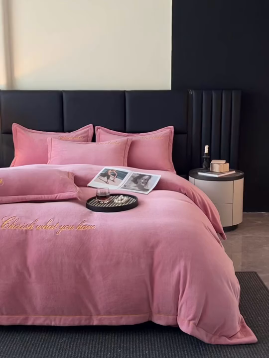 91家纺网 家纺一手货源 找家纺 鸿织源家纺 2025新款230g全消光牛奶绒刺绣四件套 豆沙