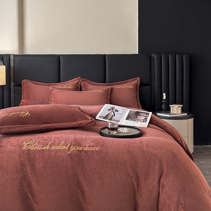 91家纺网 家纺一手货源 找家纺 鸿织源家纺 2025新款230g全消光牛奶绒刺绣四件套 摩卡棕