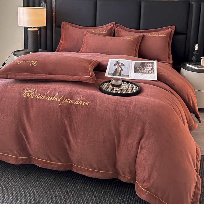 91家纺网 家纺一手货源 找家纺 鸿织源家纺 2025新款230g全消光牛奶绒刺绣四件套 摩卡棕