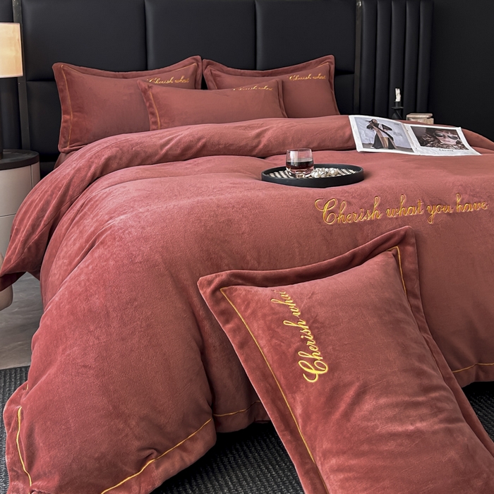 91家纺网 家纺一手货源 找家纺 鸿织源家纺 2025新款230g全消光牛奶绒刺绣四件套 摩卡棕