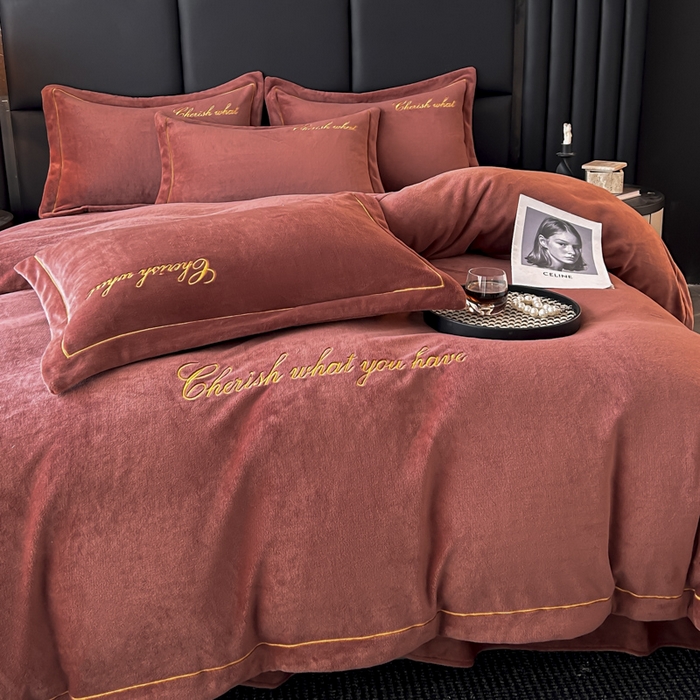 91家纺网 家纺一手货源 找家纺 鸿织源家纺 2025新款230g全消光牛奶绒刺绣四件套 摩卡棕